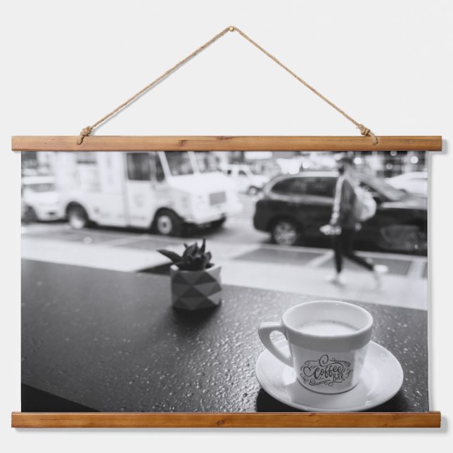 Kaffeepausen in NYC Wandteppich Mit Holzrahmen (Vorne)