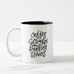 Kaffeeschirbe und Gummihandschuhe Zweifarbige Tasse