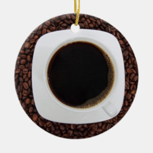 Kaffeetasse auf einem Bett der Keramikornament