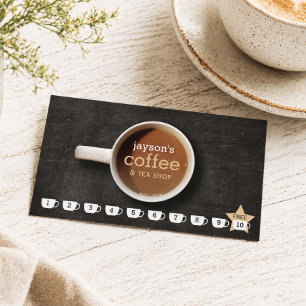 Kaffeetasse auf schwarzer Holz-Kaffeehaus-Treuekar Treuekarte
