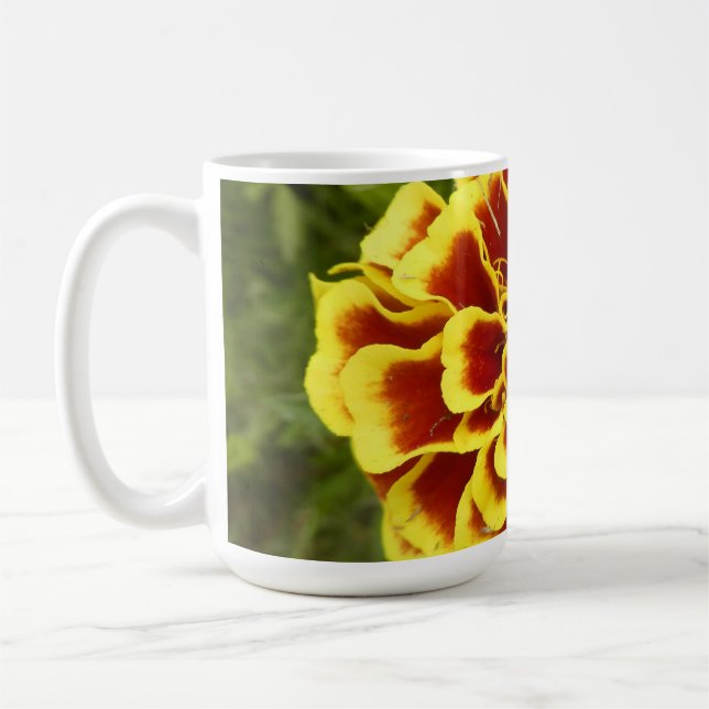 Kaffeetasse mit Bild von Ringelblume darauf (Links)