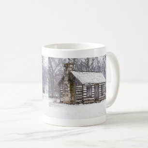 Kaffeetasse mit Blockhütte im Schnee