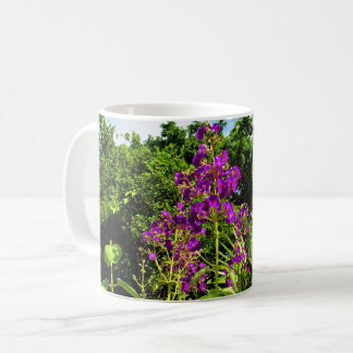 Kaffeetasse mit violetten Blumen
