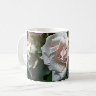 Kaffeetasse - Weiße Rosen in Blütenfotografie