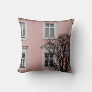 KAHLER BAUM VOR ROSA GEBÄUDE KISSEN