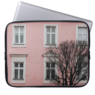 KAHLER BAUM VOR ROSA GEBÄUDE LAPTOPSCHUTZHÜLLE