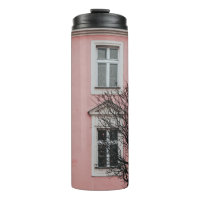 KAHLER BAUM VOR ROSA GEBÄUDE