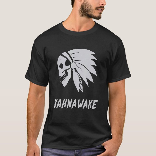 Kahnawake Native American Indian Born Freedom Evil T-Shirt (Vorderseite)
