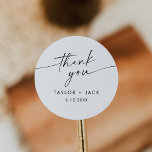 KAIA Minimalistische Gastgeschenk Hochzeit Runder Aufkleber<br><div class="desc">Wo Einfachheit und Eleganz in jedem Takt aufeinander treffen,  strahlt diese minimalistische Kollektion Eleganz aus. Der moderne und stilvolle Schriftart schmückt jedes Stück mit zeitlosem Charme und ist somit die perfekte Wahl für Hochzeiten,  Brautpartys,  Babyduschen und alle anderen Anlässe,  bei denen die Schönheit des Ortes nicht allzu groß ist.</div>