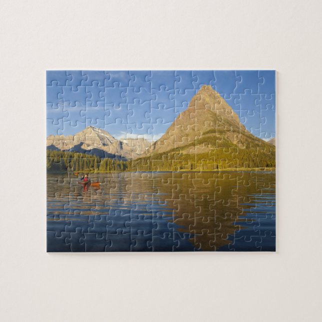 Kajak im Swiftcurrent Lake bei Sonnenaufgang (Horizontal)