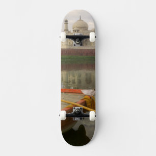 Kajak im Wasser mit Taj Mahal, Agra, Indien Skateboard
