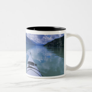 Kajakfahren am Ende des Azure Lake in Wells Zweifarbige Tasse