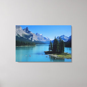 Kajakfahren am Maligne Lake auf der Spirit Island Leinwanddruck