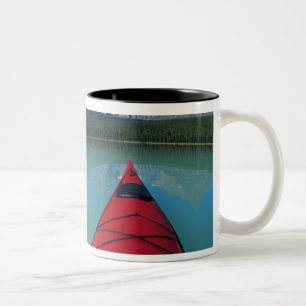 Kajakfahren auf dem Waterfowl Lake unterhalb des H Zweifarbige Tasse