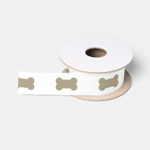 kakifarbige beige Hundeknochen auf hellem weißem Satinband