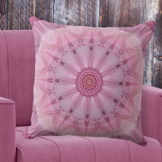 Kaleidoscope rose floral Coussin romantique (A lovely romantic pillow featuring a pink retro floral mandala or kaleidoscope pattern)