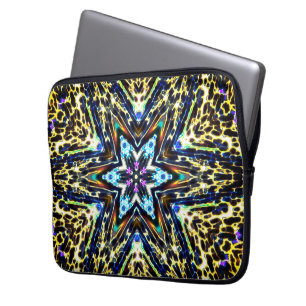 Kaleidoskop-Blume Cartoon umgeben von einem Tölpel Laptopschutzhülle