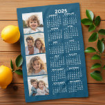 Kalender 2025 mit 4 Foto Collage Blue Geschirrtuch<br><div class="desc">Eine 4-Foto-Collage mit einem Kalender 2025. Ein lustiger Gegenstand für das neue Jahr. Fügen Sie diesem Design 4 quadratische Fotos hinzu. Mit etwas Arbeit können Sie die Hintergrundfarbe und die Kalenderfarbe ändern,  wenn Sie auf die Option Anpassen klicken und verschiedene Farben auswählen.</div>