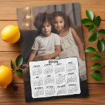 Kalender 2025 mit Foto - Schwarz-weiß Geschirrtuch<br><div class="desc">Ein sehr nützliches Element für die Küche. Ein Kalender für 2025 mit einem Platz für ein Foto der Familie ganz oben. Hier sehen Sie eine komplette Jahresansicht aller Daten.</div>