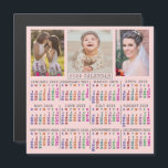 Kalender 2025 Niedlich Pink-Familienfoto-Collage Magneteinladung<br><div class="desc">Dieser quadratische 2025 Kalendermagnet hat Zahlen in einem hübschen Regenbogen, alle auf einem Hintergrund von hellblütenrosa. Jede Zahlenspalte ist ein anderer Schatten, der das Lesen erleichtert. Fügen Sie oben drei eigene Fotos hinzu (am besten ein Quadrat und zwei vertikale Werke, aber alle Formen passen sich automatisch an die jeweilige Position...</div>
