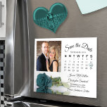 Kalender der aquamarinen Rose Foto Hochzeit Gerett Magneteinladung<br><div class="desc">Diese wunderschönen Magnetkarten sind der perfekte Weg, um Ihre Familie und Ihre Freunde wissen, Save the Date für Ihre kommende Hochzeit lassen. Das romantische Design umfasst einen Single, der lange aquamarin, türkisfarben oder dunkelaquafarbene Rose ist, die sich auf der Seite befindet und in einem Wasserbecken reflektiert oder spiegelt, in dem...</div>