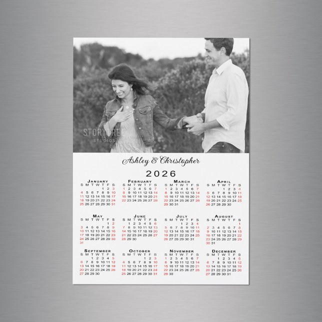 Kalender-Magnet für personalisierte Fotos 2026 Magnetkarte (Personalized Photo Names 2026 Calendar Magnet in situ)