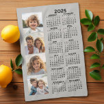 Kalender mit 4 Fotomaterial Geschirrtuch<br><div class="desc">Eine 4-Foto-Collage mit einem Kalender 2025. Ein lustiger Gegenstand für das neue Jahr. Fügen Sie diesem Design 4 quadratische Fotos hinzu. Mit etwas Arbeit können Sie die Hintergrundfarbe und die Kalenderfarbe ändern, wenn Sie auf die Option Anpassen klicken und verschiedene Farben auswählen.</div>