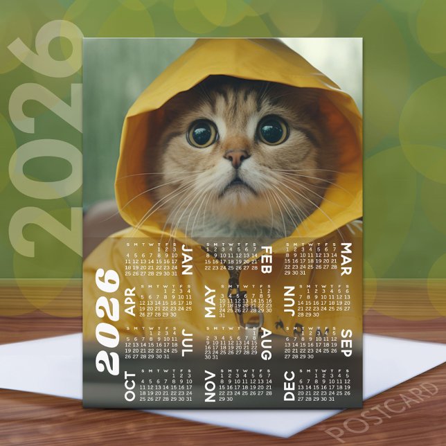 Kalender mit niedlicher, gelb gekleideter Katze Postkarte (2026 Calendar Postcard)