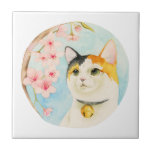 Kaliko-Katze und Blumen japanisch Fliese<br><div class="desc">Dieses ist eine Aquarellillustration einer Kalikokatze,  die oben betrachtet und die Kirschblüte genießt. "Hanami" ist eine japanische Tradition,  in der Leute und Party unter den Kirschblütenbäumen feiern,  wenn sie in der vollen Blüte sind-. Gemalt mit Holbein und Winsor und Newton-Aquarellfarben auf heißem gepresstem Papier der Bögen.</div>