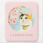 Kaliko-Katze und Kirschblüte | addieren Ihren Mousepad<br><div class="desc">Dieses ist eine Aquarellillustration einer Kalikokatze,  die oben betrachtet und die Kirschblüte genießt. "Hanami" ist eine japanische Tradition,  in der Leute und Party unter den Kirschblütenbäumen feiern,  wenn sie in der vollen Blüte sind-. Gemalt mit Holbein und Winsor und Newton-Aquarellfarben auf heißem gepresstem Papier der Bögen.</div>