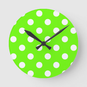 Kalkgrüne Polka-Punkte Nageldesign für die Feder Runde Wanduhr