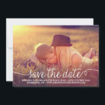 Kalligrafie-Ankündigung Datum freihalten Save The Date<br><div class="desc">Anpassbar Save the Date mit weißem,  weißem,  kalligraphischem Skript. Andere Farben und ähnliche Gegenstände sind in meinem Shop erhältlich.</div>