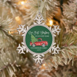 Kalligrafie Erste Weihnachtsfeier New Zuhause Truc Schneeflocken Zinn-Ornament<br><div class="desc">Moderne Fun Calligraphie Drehbuch Unsere ersten Weihnachten in unserem New Zuhause Ornament beinhaltet Watercolor Vintag Red Truck mit Weihnachtsbaum. Grüner Hintergrund des Waldes.</div>