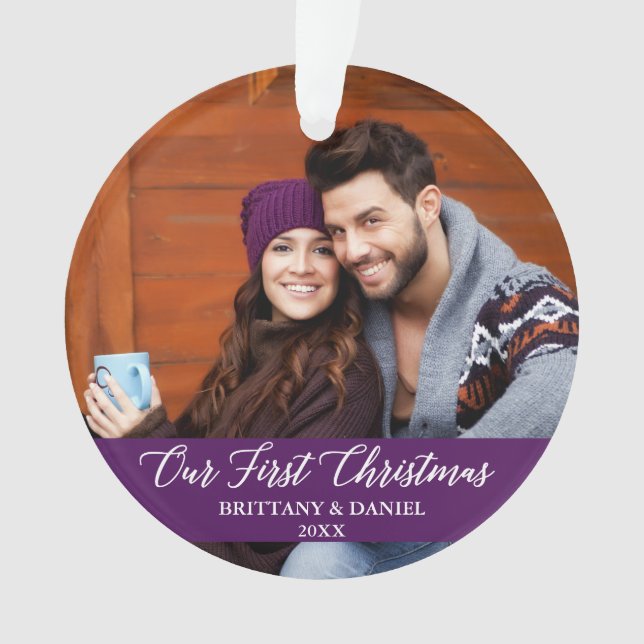 Kalligrafie Unser erstes Weihnachtsfest-Foto Lila Ornament (Vorderseite)