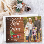 Kalligrafie Weihnachtsbeleuchtung Foto Holzleuchte Feiertagskarte<br><div class="desc">Modern Fun Calligraphy Script Frohe Weihnachts Foto Weihnachtskarte - Vintager Wasserfarbener Truck mit Christbaum - Rustikales Land Holz mit String Lights</div>