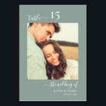 Kalligrafisches Foto Hochzeit Doppelseiten Grün Tischnummer<br><div class="desc">Elegante Kalligrafie Script Sage Green Wedding Tischnummern Doppelseitig mit individuellem personalisierten Foto. Helfen Sie Ihren Gästen mit diesen schlichten, doppelseitigen Tischnummer-Karten, den Sie ganz einfach finden können. Einfaches Hinzufügen von Fotos, Zahlen, Namen und Datum! Eine hübsche handgeschriebene Kalligrafie "die Hochzeit von", "Tisch"-Skript und eine benutzerdefinierte Fotovorlage auf schläfengrünem oder staubgrünem...</div>