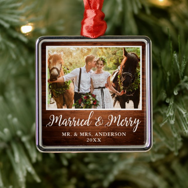 Kalligraphie Rustikales Holz Verheiratet und Merry Ornament Aus Metall (Baum)