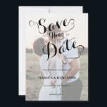 Kalligraphische Imitate Vellum Effect Foto Hochzei Save The Date<br><div class="desc">Modernes und elegantes Design bedruckt Schwarz-Weiß-Script Kalligrafie-Imitate Vellum Effect Foto Wedding Save the Date,  das mit Ihrem Text angepasst werden kann. Bitte klicken Sie auf den Button "Anpassen" und verwenden Sie unser Design-Tool,  um diese Vorlage zu ändern. Karo im Grafikdesign-Store für andere Produkte,  die diesem Design entsprechen!</div>