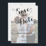 Kalligraphische Imitate Vellum Effect Foto Hochzei Save The Date<br><div class="desc">Modernes und elegantes Design bedruckt Schwarz-Weiß-Script Kalligrafie-Imitate Vellum Effect Foto Wedding Save the Date,  das mit Ihrem Text angepasst werden kann. Bitte klicken Sie auf den Button "Anpassen" und verwenden Sie unser Design-Tool,  um diese Vorlage zu ändern. Karo im Grafikdesign-Store für andere Produkte,  die diesem Design entsprechen!</div>