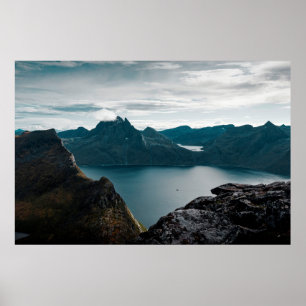 KALMKÖRPER DES WASSERS IN DER NÄHE DES BERGS POSTER