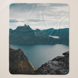 KALMKÖRPER DES WASSERS IN DER NÄHE DES BERGS SHERPADECKE