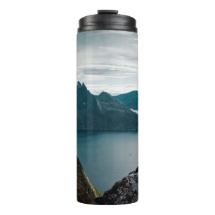 KALMKÖRPER DES WASSERS IN DER NÄHE DES BERGS THERMOSBECHER