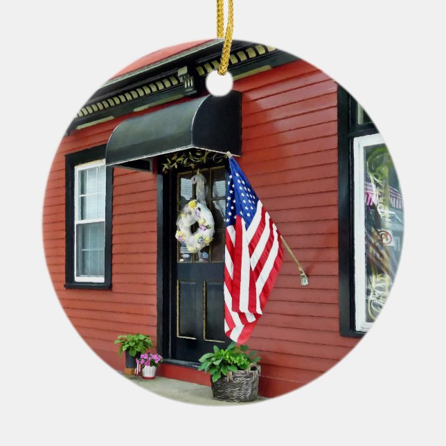 Kalter Frühling, NY - Straße mit rotem Gebäude Keramik Ornament (Vorne)