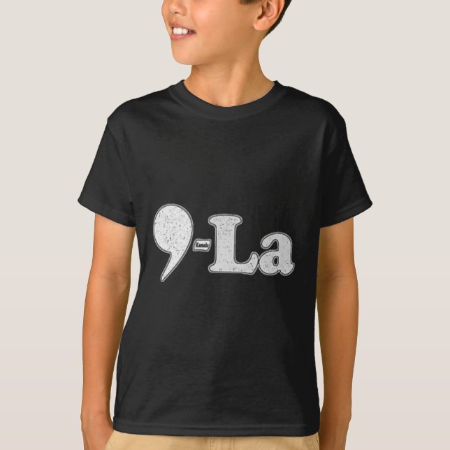 Kamala Harris 2024 47 Comma + La For President T-Shirt (Vorderseite)