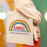 Kamala Harris 2024 Rainbow LGBTQ Rights Tragetasche<br><div class="desc">Stimmen Sie 2024 für Kamala Harris. Niedliche politische Regenbogentüte für LGBTQ-Demokraten in Amerika. Bestellen Sie diese Wahlgestaltung mit der LGBT-Botschaft für gleiche Rechte für alle.</div>