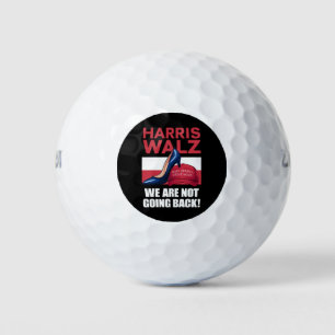 Kamala Harris Absätze treten auf roten MAGA-Hut Golfball