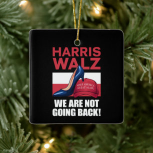 Kamala Harris Absätze treten auf roten MAGA-Hut   Keramikornament