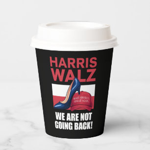 Kamala Harris Absätze treten auf roten MAGA-Hut   Pappbecher