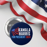 Kamala Harris für Präsident 2024 Dark Blue Button<br><div class="desc">Kamala Harris für den blauen Knopf der Präsidentenwahl 2024 mit schwingender amerikanischer Flagge. Cute rote,  weiße und blaue Gestaltung für eine patriotische demokratische Wahl bei den Präsidentschaftswahlen.</div>