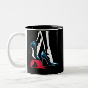 Kamala Harris Heels treten auf Maga Hat Zweifarbige Tasse